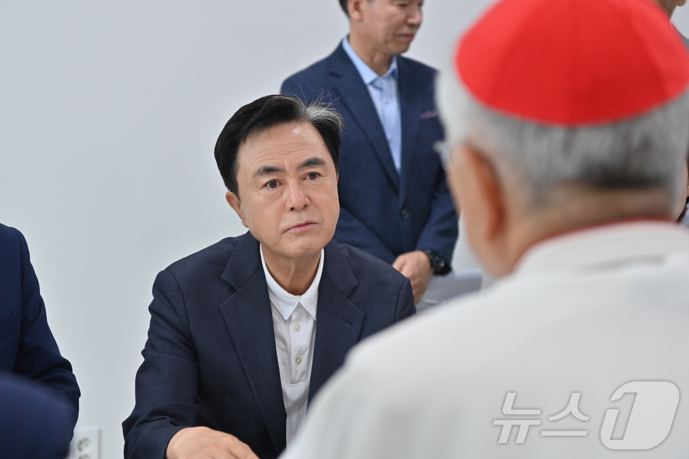 (서산=뉴스1) 이동원 기자 = 김태흠 충남도지사가 6일 서산 해미국제성지에서 열린 유흥식 추기경(교황청 성직자성 장관) 집전 미사에 참석해 유 추기경과 대화를 나누고 있다.유 추 …