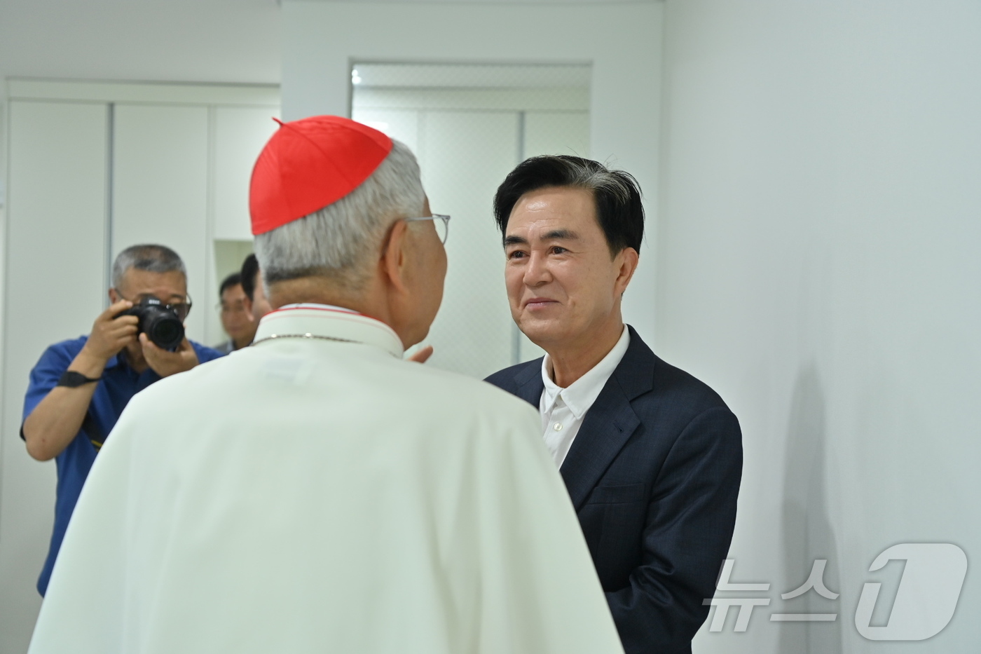 (서산=뉴스1) 이동원 기자 = 김태흠 충남도지사는 6일 서산 해미국제성지에서 열린 유흥식 추기경(교황청 성직자성 장관) 집전 미사에 참석했다.유 추기경은 여름휴가를 맞아 지난달 …