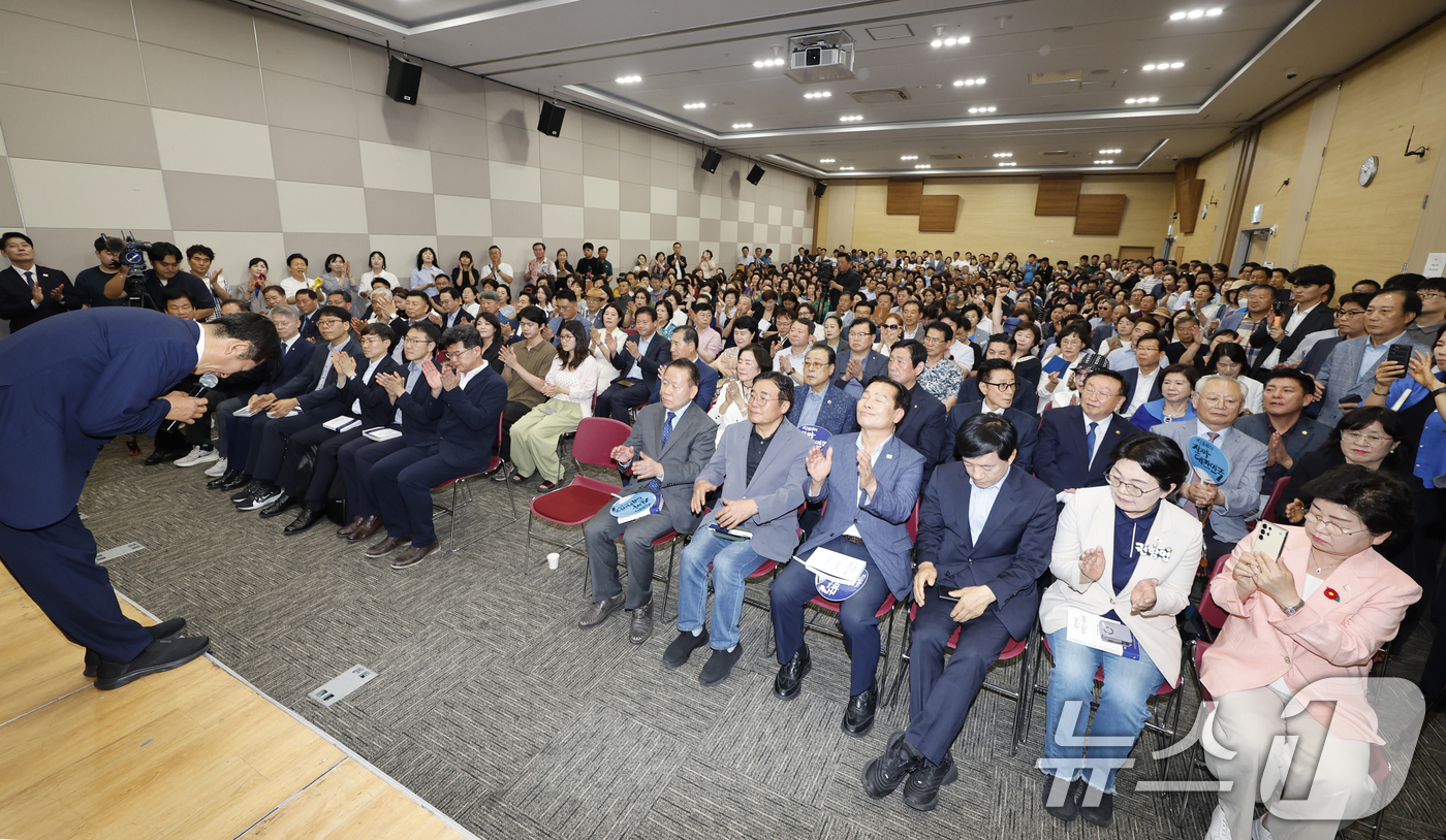 (광주=뉴스1) 김태성 기자 = 정청래 더불어민주당 당대표 후보는 6일 광주 김대중컨벤션센터에서 열린 '국민이 지키는 나라' 북콘서트에서 호남민들에게 감사의 인사를 하고있다. 20 …