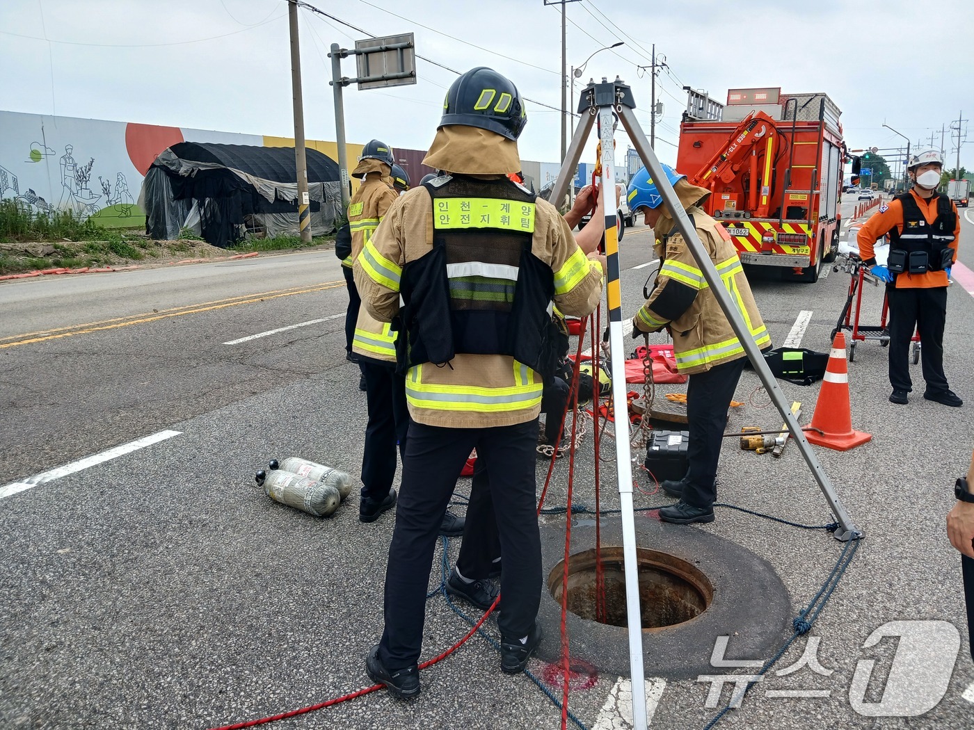 (인천=뉴스1) = 6일 인천시 계양구 병방동 한 도로 멘홀에서 소방대원들이 실종자를 수색하고 있다.인천소방본부에 따르면 이날 오전 9시 22분쯤 인천시 계양구 병방동의 한 도로 …