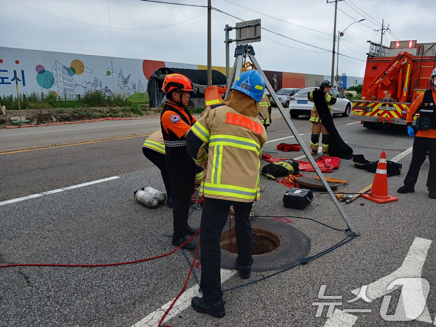(인천=뉴스1) = 6일 인천시 계양구 병방동 한 도로 멘홀에서 소방대원들이 실종자를 수색하고 있다.인천소방본부에 따르면 이날 오전 9시 22분쯤 인천시 계양구 병방동의 한 도로 …