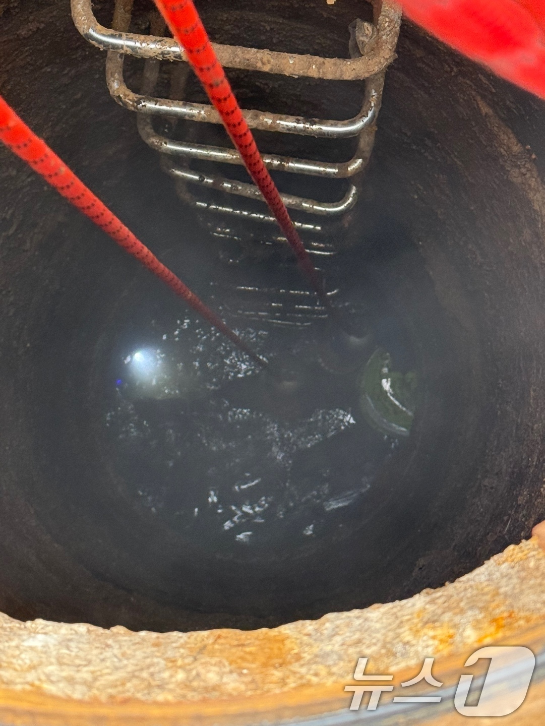 (인천=뉴스1) = 6일 인천시 계양구 병방동 한 도로 멘홀에서 소방대원들이 실종자를 수색하고 있다.인천소방본부에 따르면 이날 오전 9시 22분쯤 인천시 계양구 병방동의 한 도로 …