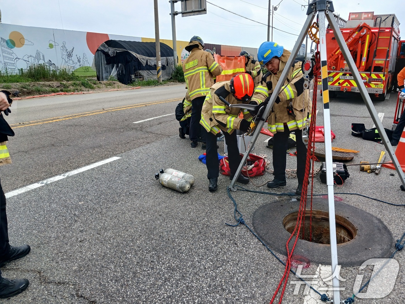 (인천=뉴스1) = 6일 인천시 계양구 병방동 한 도로 멘홀에서 소방대원들이 실종자를 수색하고 있다.인천소방본부에 따르면 이날 오전 9시 22분쯤 인천시 계양구 병방동의 한 도로 …