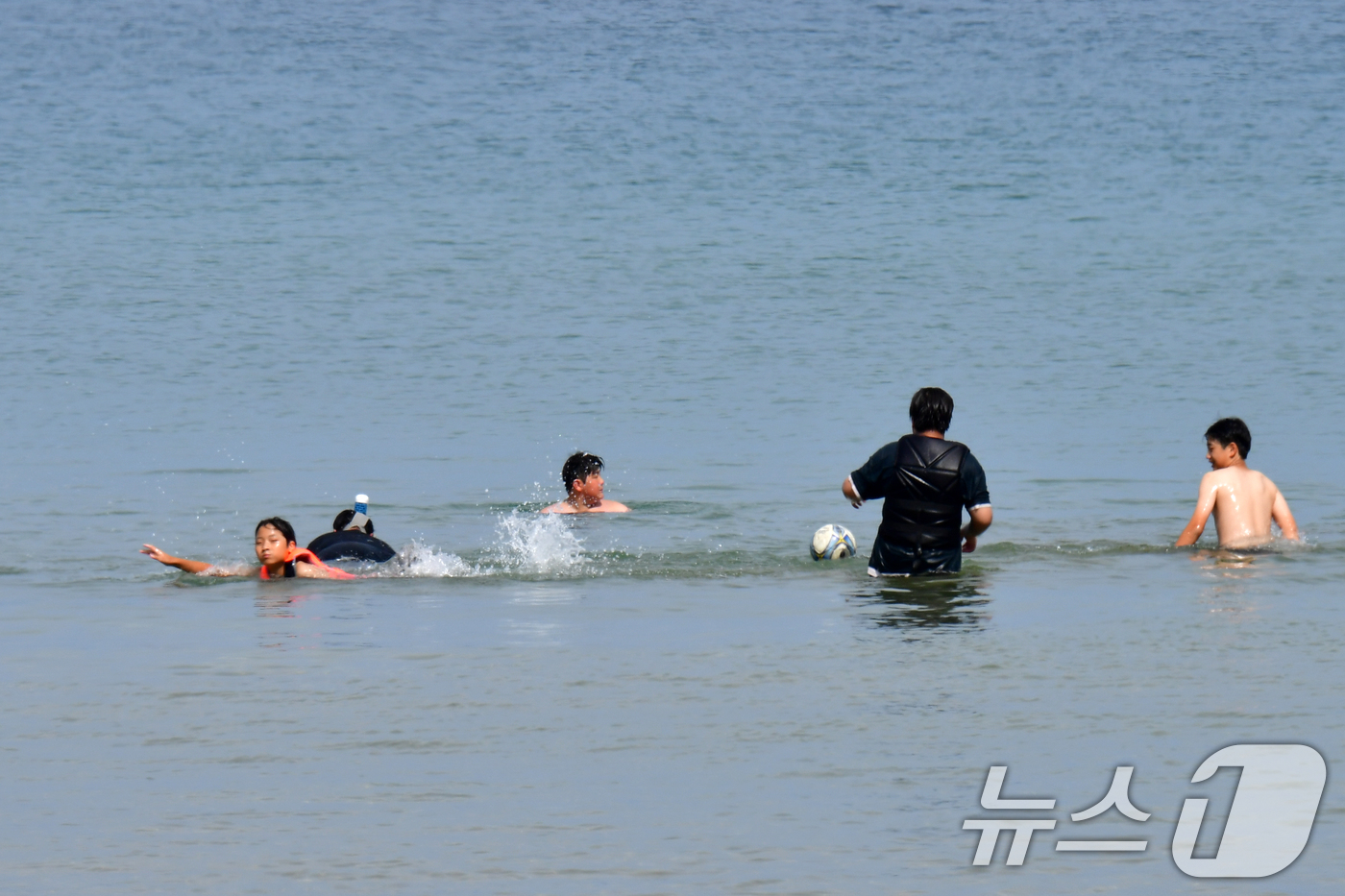 (포항=뉴스1) 최창호 기자 = 6일 경북  포항시 전역에 폭염특보가 발령 중인 가운데 어린이들이 북구 영일대해수욕장 바닷물로 뛰어들어 더위를 식히고 있다. 2025.7.6/뉴스1 …