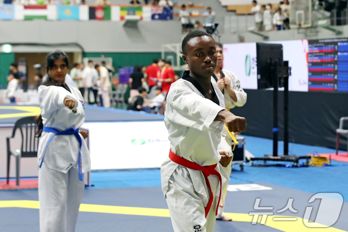 (대구=뉴스1) 공정식 기자 = 6일 대구 달서구 계명대 성서캠퍼스에서 열린 '대구 2025 세계대학태권도 페스티벌'에서 공인품새 부문에 출전한 대학부 선수들이 기량을 선보이고 있 …
