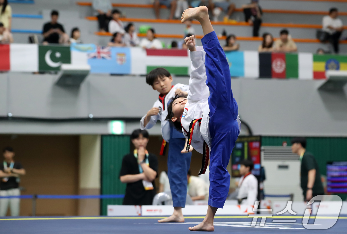 (대구=뉴스1) 공정식 기자 = 6일 대구 달서구 계명대 성서캠퍼스에서 열린 '대구 2025 세계대학태권도 페스티벌'에서 공인품새 부문에 출전한 초등부 선수들이 기량을 선보이고 있 …
