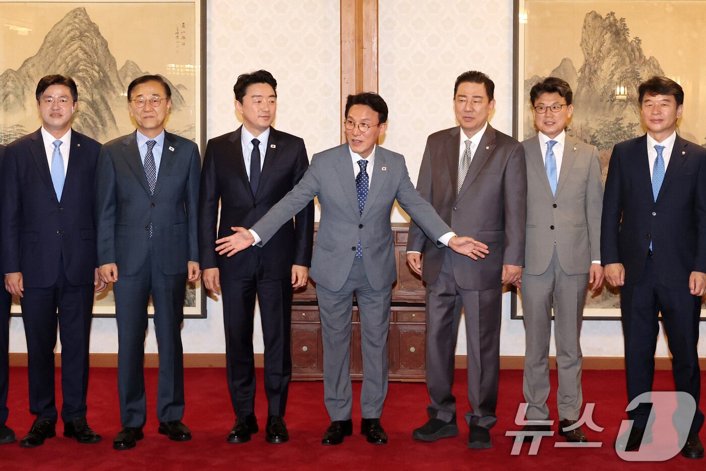 본문 이미지 - 김민석 국무총리&#40;가운데&#41;와 김병기 더불어민주당 당대표 직무대행 겸 원내대표, 강훈식 대통령 비서실장 등 참석자들이 6일 오후 서울 종로구 삼청동 국무총리 공관에서 열린 이재명 정부 첫 고위당정협의회에서 기념촬영을 하고 있다. &#40;공동취재&#41; 2025.7.6/뉴스1 ⓒ News1 김성진 기자