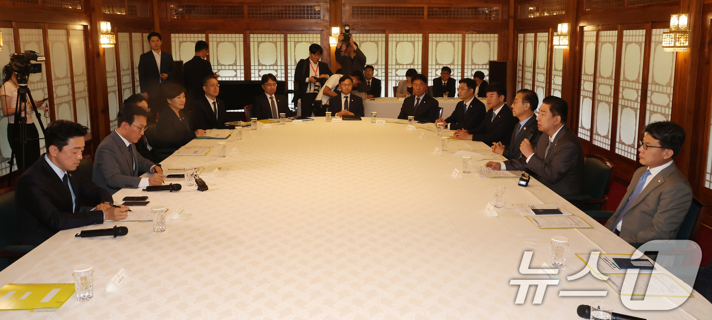 (서울=뉴스1) 김성진 기자 = 김병기 더불어민주당 당대표 직무대행 겸 원내대표가 6일 서울 종로구 삼청동 총리공관에서 열린 이재명 정부 첫 고위당정협의회에서 발언하고 있다. (공 …