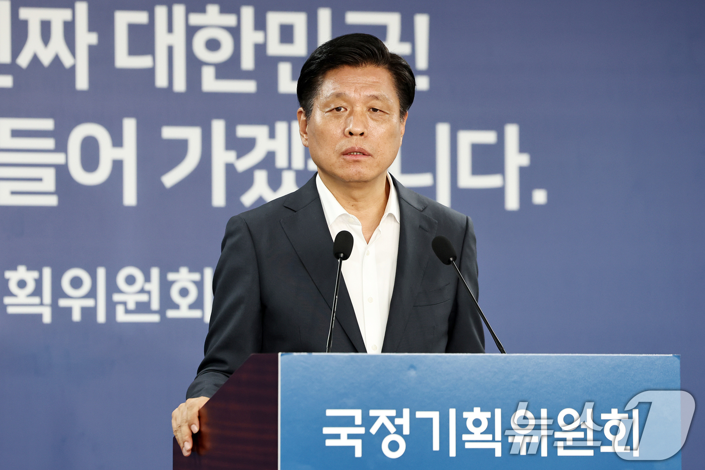 (서울=뉴스1) 민경석 기자 = 조승래 국정기획위원회 대변인이 6일 서울 종로구 정부서울청사 창성동 별관 국정기획위에서 '모두의 광장' AI기능 탑재 시연 브리핑을 하고 있다. 2 …