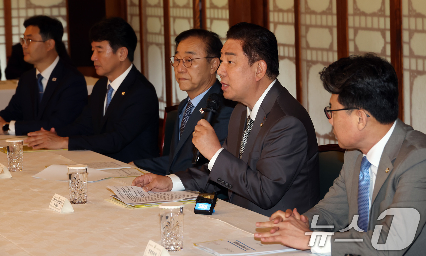 (서울=뉴스1) 김성진 기자 = 김병기 더불어민주당 당대표 직무대행 겸 원내대표가 6일 서울 종로구 삼청동 총리공관에서 열린 이재명 정부 첫 고위당정협의회에서 발언하고 있다. (공 …