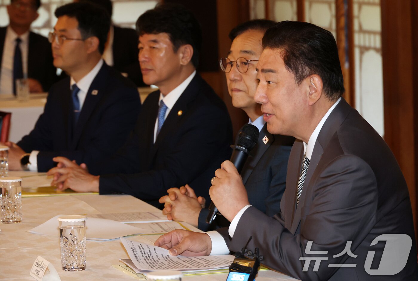 본문 이미지 - 김병기 더불어민주당 당대표 직무대행 겸 원내대표가 6일 서울 종로구 삼청동 총리공관에서 열린 이재명 정부 첫 고위당정협의회에서 발언하고 있다. &#40;공동취재&#41; 2025.7.6/뉴스1 ⓒ News1 김성진 기자