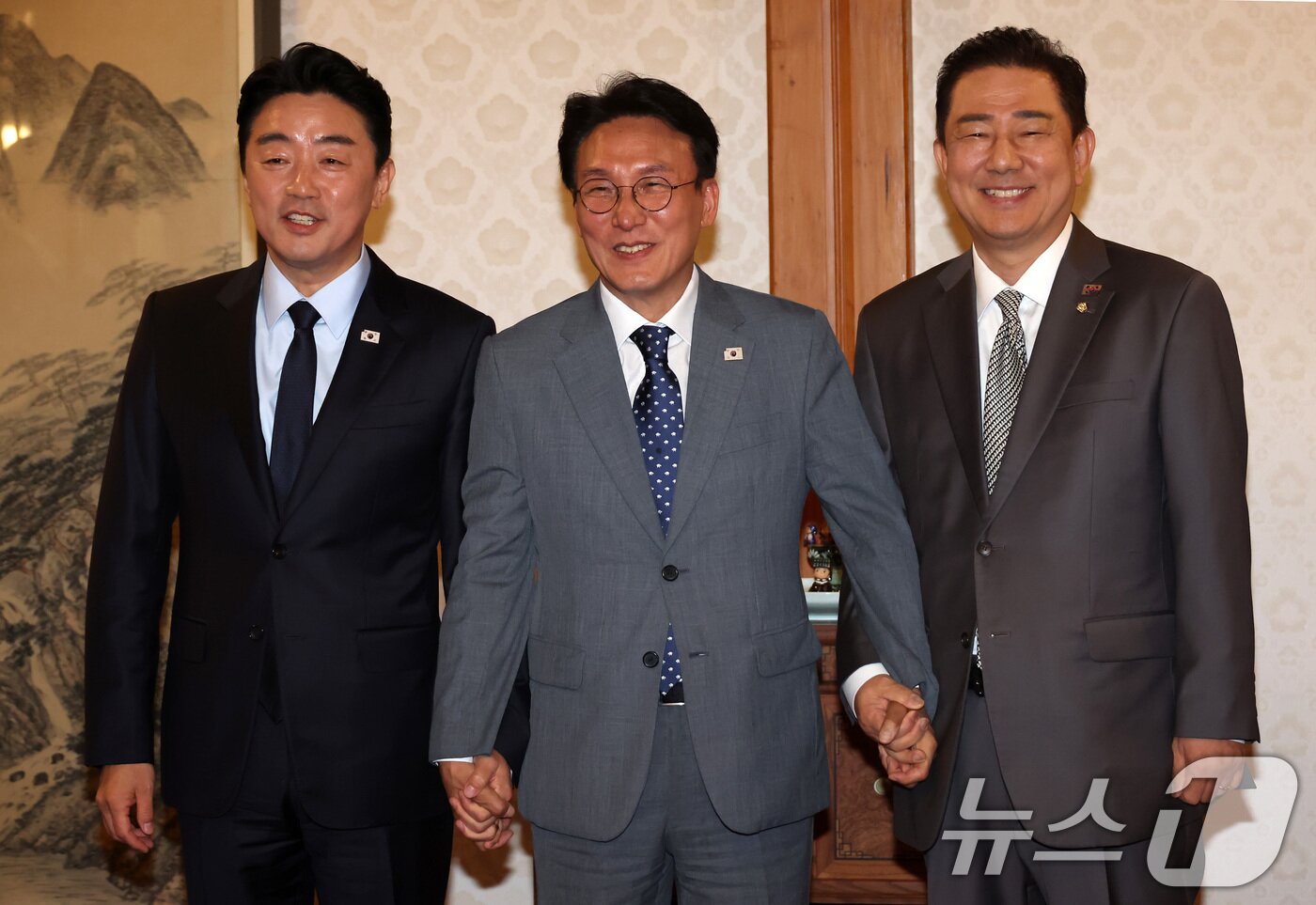 본문 이미지 - 김민석 국무총리&#40;가운데&#41;와 김병기 더불어민주당 당대표 직무대행 겸 원내대표&#40;오른쪽&#41;, 강훈식 대통령 비서실장&#40;왼쪽&#41;이 6일 오후 서울 종로구 삼청동 국무총리 공관에서 열린 이재명 정부 첫 고위당정협의회에서 기념촬영을 하고 있다. &#40;공동취재&#41; 2025.7.6/뉴스1 ⓒ News1 김성진 기자