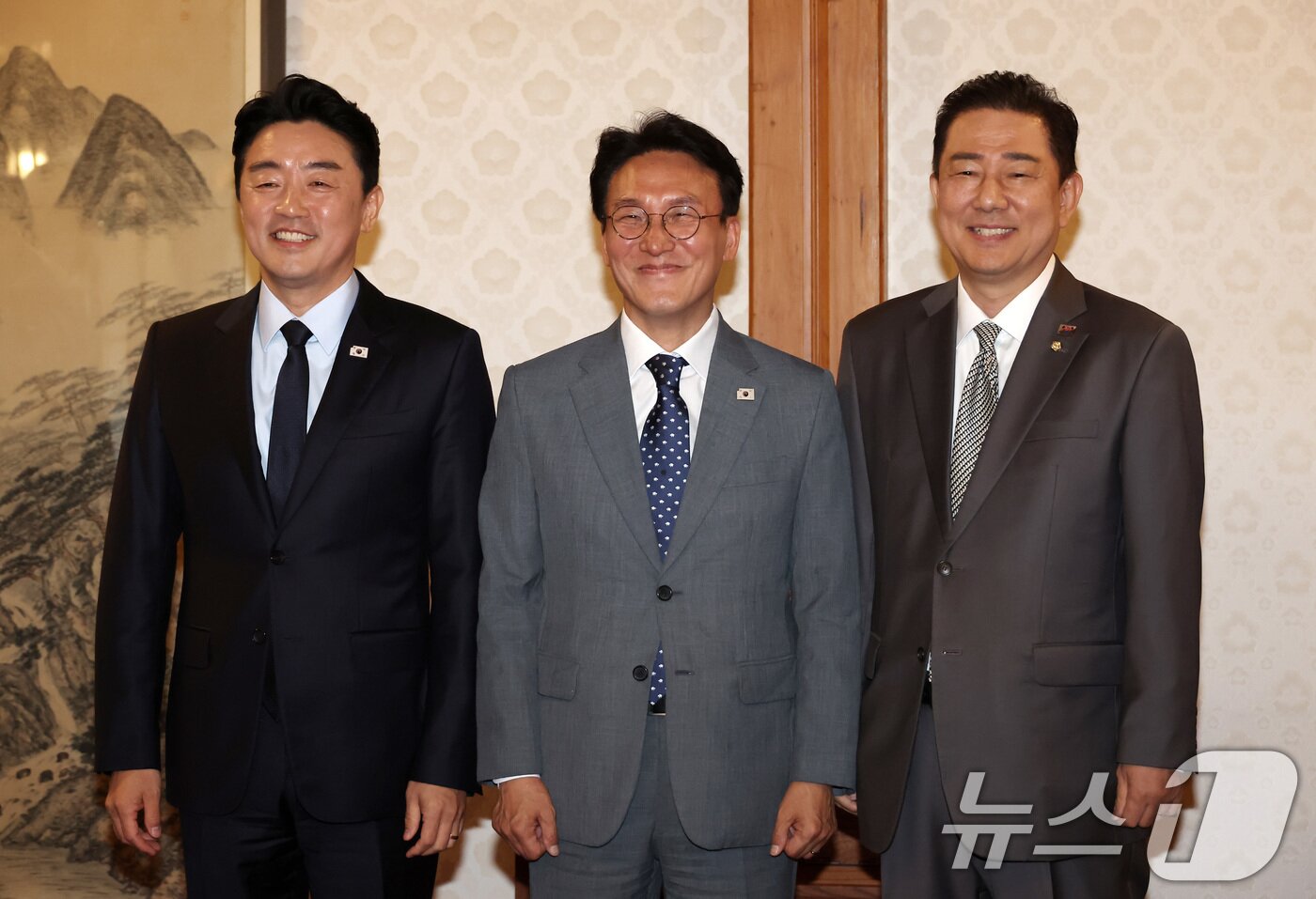 본문 이미지 - 김민석 국무총리&#40;가운데&#41;와 김병기 더불어민주당 당대표 직무대행 겸 원내대표&#40;오른쪽&#41;, 강훈식 대통령 비서실장&#40;왼쪽&#41;이 6일 오후 서울 종로구 삼청동 국무총리 공관에서 열린 이재명 정부 첫 고위당정협의회에서 기념촬영을 하고 있다. &#40;공동취재&#41; 2025.7.6/뉴스1 ⓒ News1 김성진 기자