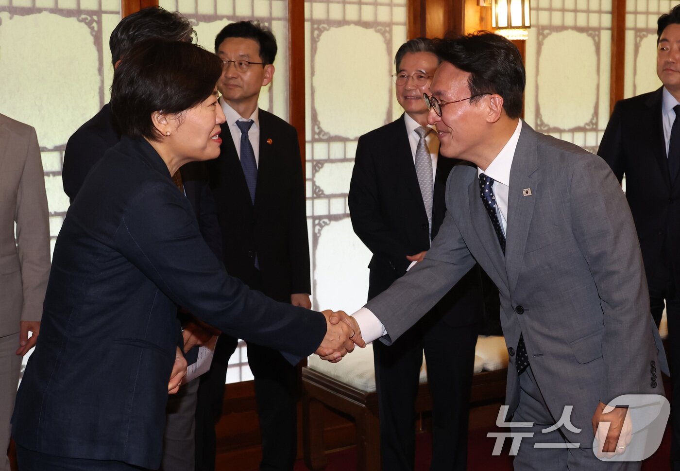 본문 이미지 - 김민석 국무총리가 6일 서울 종로구 삼청동 총리공관에서 열린 이재명 정부 첫 고위당정협의회에서 송미령 농림축산식품부 장관과 악수하고 있다. &#40;공동취재&#41; 2025.7.6/뉴스1 ⓒ News1 김성진 기자