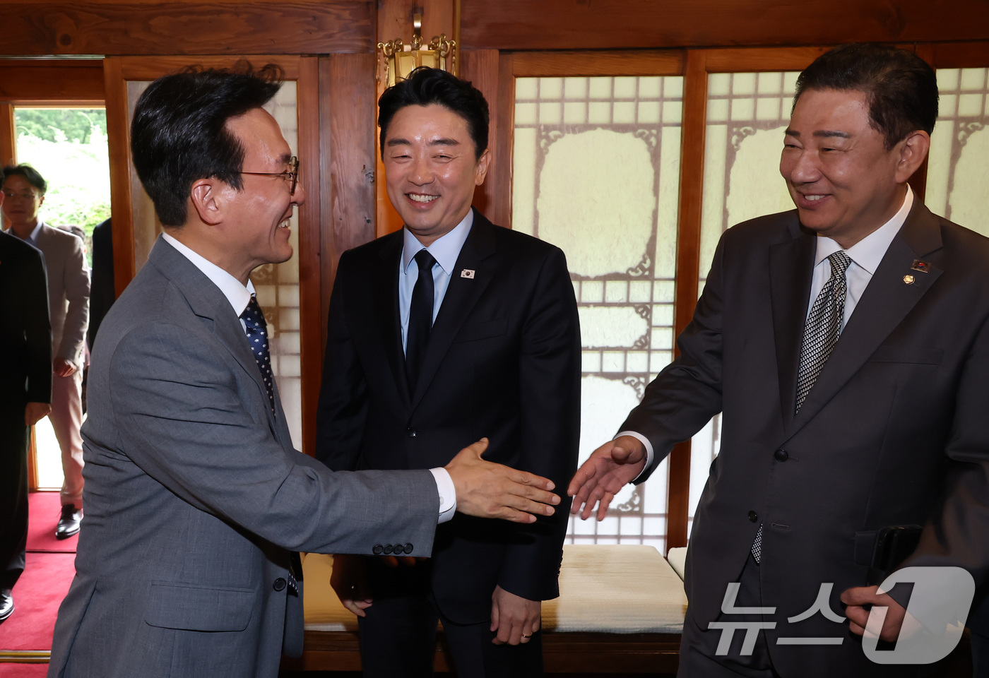 (서울=뉴스1) 김성진 기자 = 김민석 국무총리(왼쪽)가 6일 서울 종로구 삼청동 총리공관에서 열린 이재명 정부 첫 고위당정협의회에서 김병기 더불어민주당 당대표 직무대행 겸 원내대 …