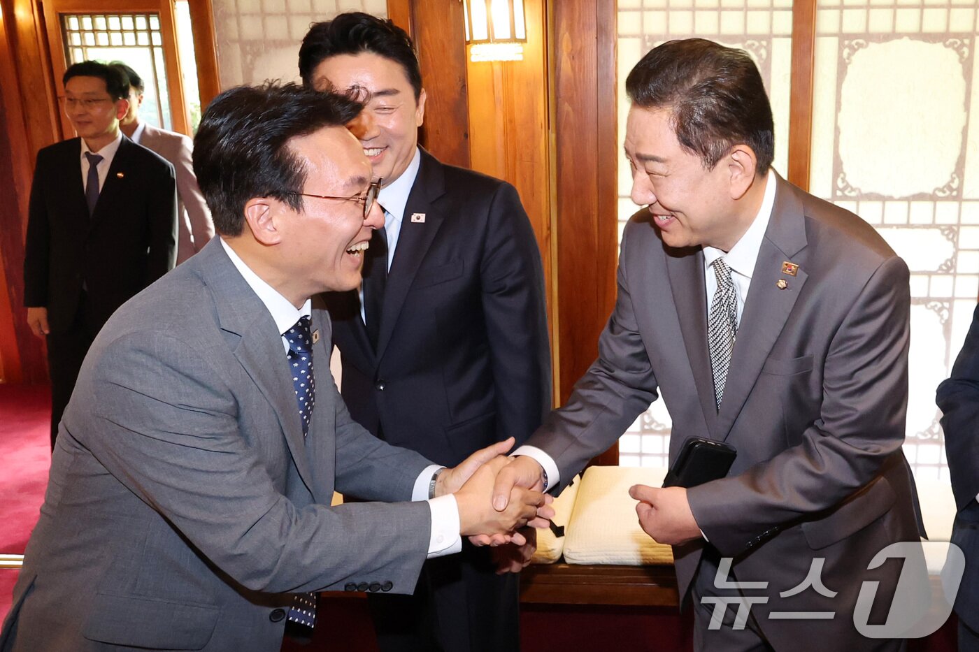 본문 이미지 - 김민석 국무총리&#40;왼쪽&#41;와 김병기 더불어민주당 당대표 직무대행 겸 원내대표가 6일 오후 서울 종로구 삼청동 국무총리 공관에서 열린 이재명 정부 첫 고위당정협의회에서 인사를 나누고 있다. &#40;공동취재&#41; 2025.7.6/뉴스1 ⓒ News1 김성진 기자