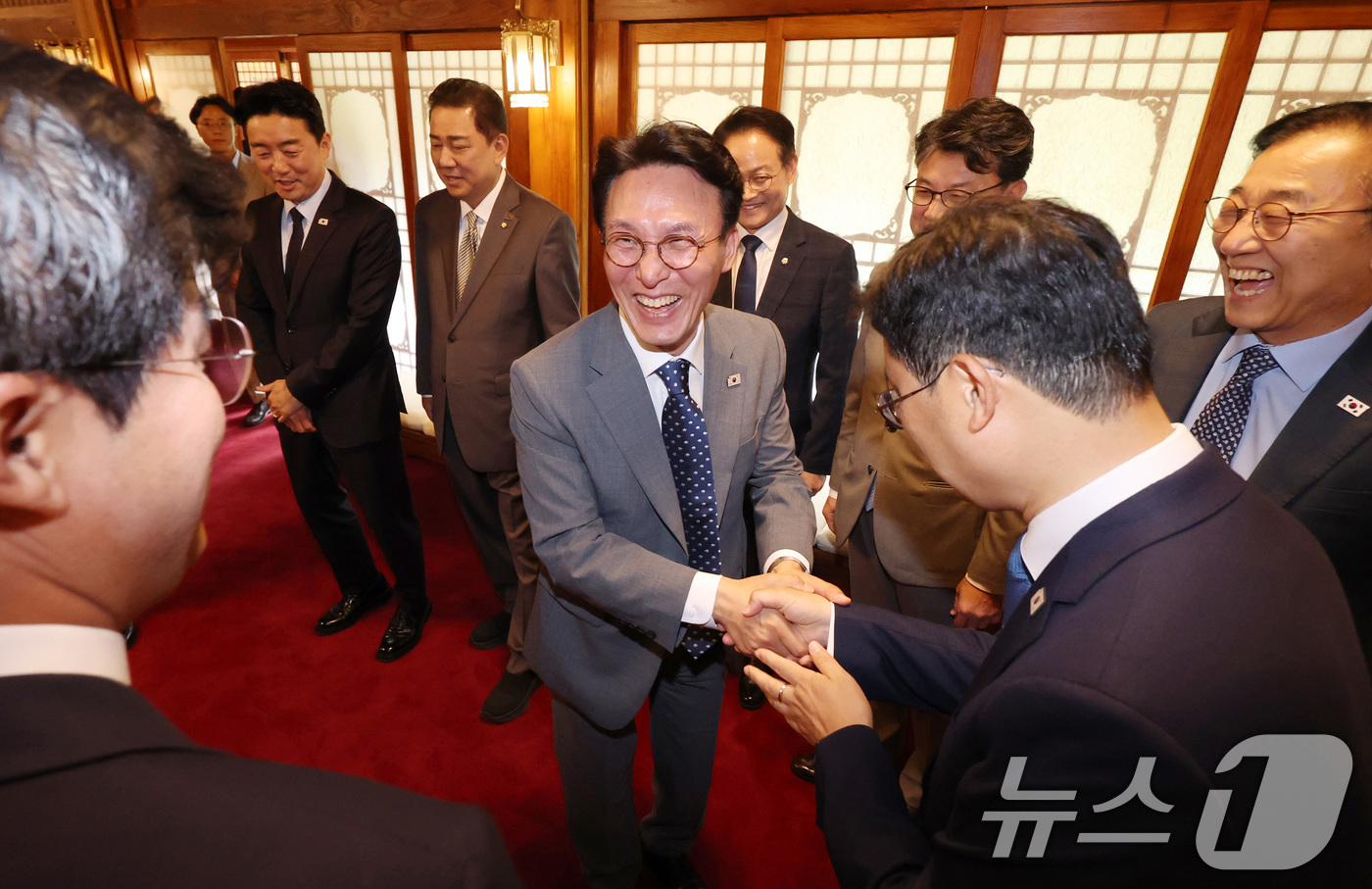 (서울=뉴스1) 김성진 기자 = 김민석 국무총리가 6일 오후 서울 종로구 삼청동 국무총리 공관에서 열린 이재명 정부 첫 고위당정협의회에서 참석자들과 인사를 나누고 있다. (공동취재 …