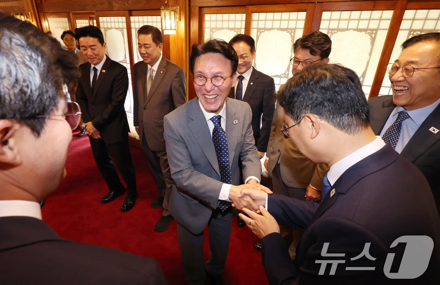 본문 이미지 - 김민석 국무총리가 6일 오후 서울 종로구 삼청동 국무총리 공관에서 열린 이재명 정부 첫 고위당정협의회에서 참석자들과 인사를 나누고 있다. &#40;공동취재&#41; 2025.7.6/뉴스1 ⓒ News1 김성진 기자