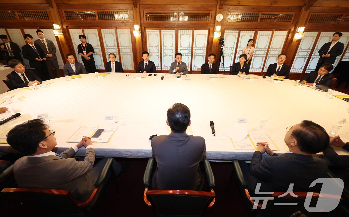 본문 이미지 - 김민석 국무총리가 6일 오후 서울 종로구 삼청동 국무총리 공관에서 열린 이재명 정부 첫 고위당정협의회에서 발언하고 있다. &#40;공동취재&#41; 2025.7.6/뉴스1 ⓒ News1 김성진 기자