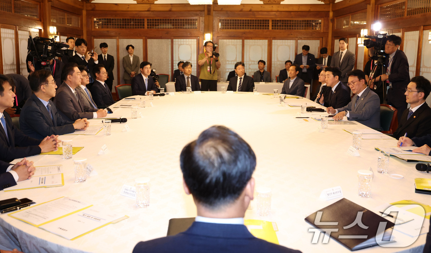 (서울=뉴스1) 김성진 기자 = 강훈식 대통령 비서실장이 6일 오후 서울 종로구 삼청동 국무총리 공관에서 열린 이재명 정부 첫 고위당정협의회에서 발언하고 있다. (공동취재) 202 …