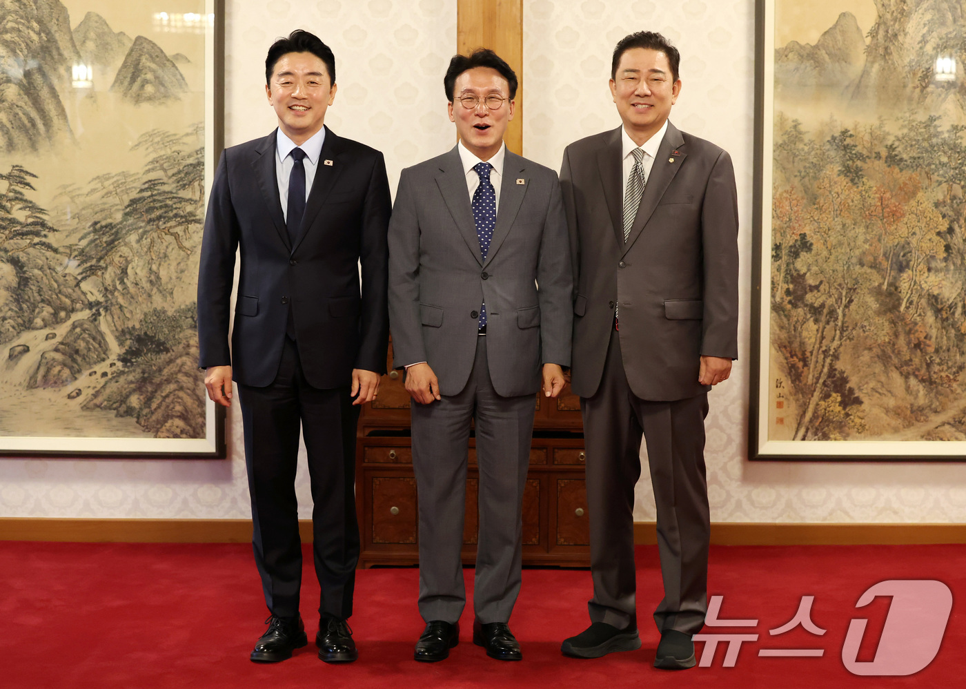 (서울=뉴스1) 김성진 기자 = 김민석 국무총리(가운데)와 김병기 더불어민주당 당대표 직무대행 겸 원내대표(오른쪽), 강훈식 대통령 비서실장(왼쪽)이 6일 오후 서울 종로구 삼청동 …