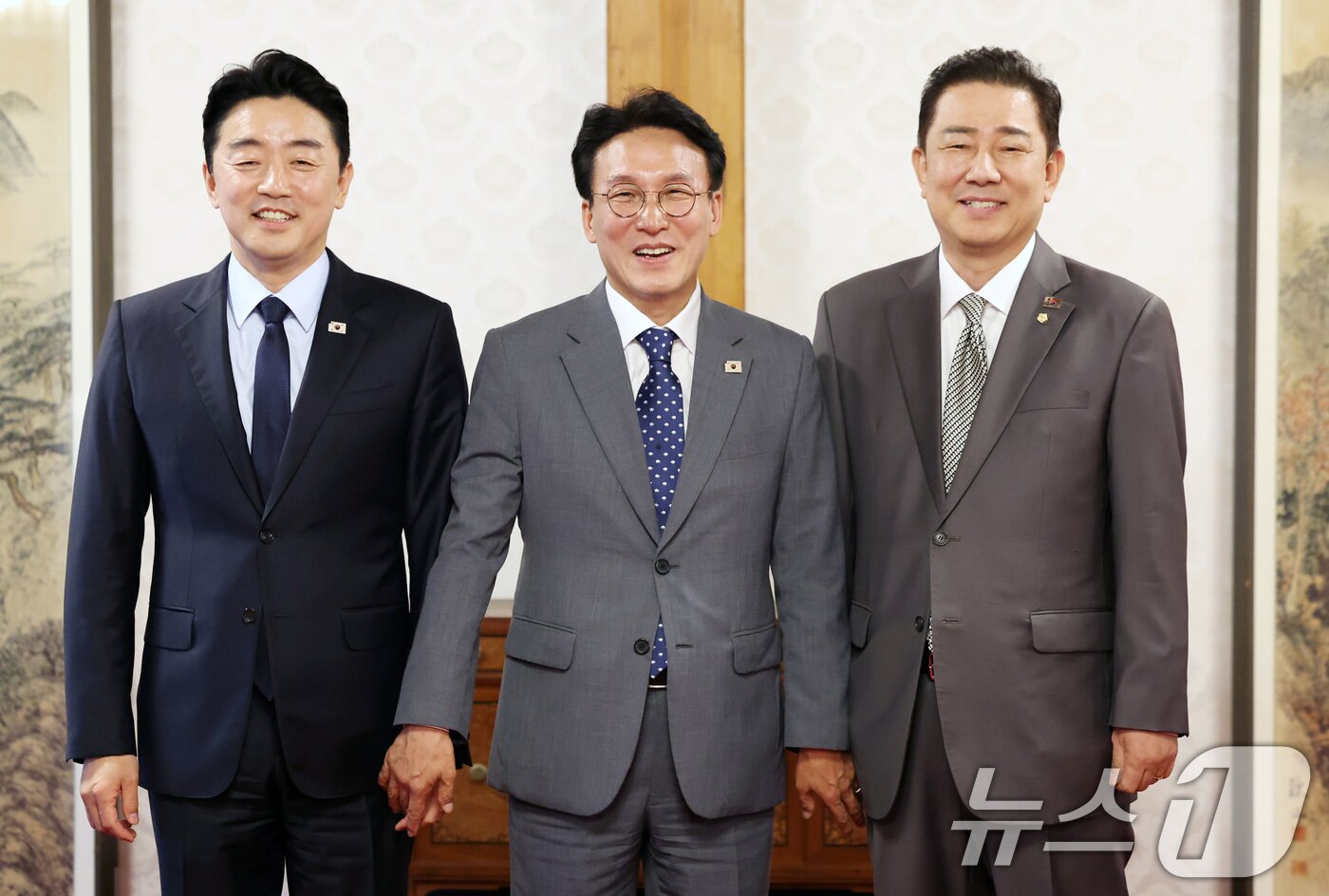 본문 이미지 - 김민석 국무총리&#40;가운데&#41;와 김병기 더불어민주당 당대표 직무대행 겸 원내대표&#40;오른쪽&#41;, 강훈식 대통령 비서실장&#40;왼쪽&#41;이 6일 오후 서울 종로구 삼청동 국무총리 공관에서 열린 이재명 정부 첫 고위당정협의회에서 기념촬영을 하고 있다. &#40;공동취재&#41; 2025.7.6/뉴스1 ⓒ News1 김성진 기자