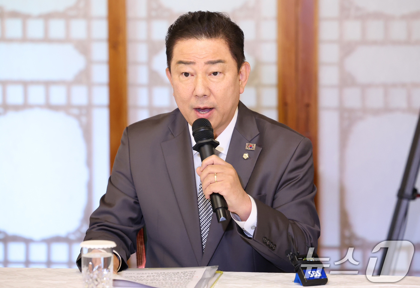 (서울=뉴스1) 김성진 기자 = 김병기 더불어민주당 당대표 직무대행 겸 원내대표가 6일 오후 서울 종로구 삼청동 국무총리 공관에서 열린 이재명 정부 첫 고위당정협의회에서 발언하고 …