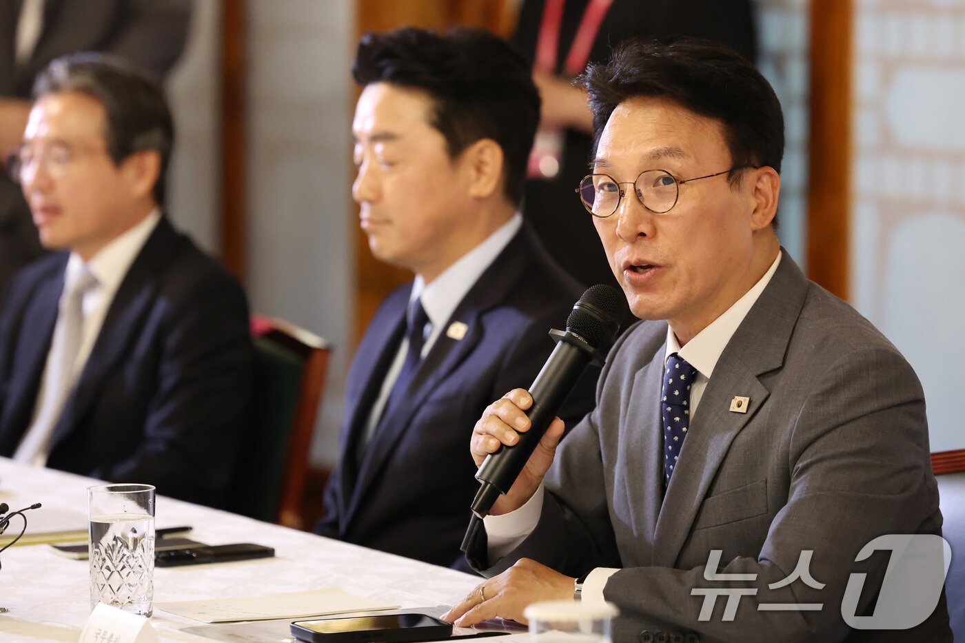 본문 이미지 - 김민석 국무총리가 6일 오후 서울 종로구 삼청동 국무총리 공관에서 열린 이재명 정부 첫 고위당정협의회에서 발언하고 있다. &#40;공동취재&#41; 2025.7.6/뉴스1 ⓒ News1 김성진 기자