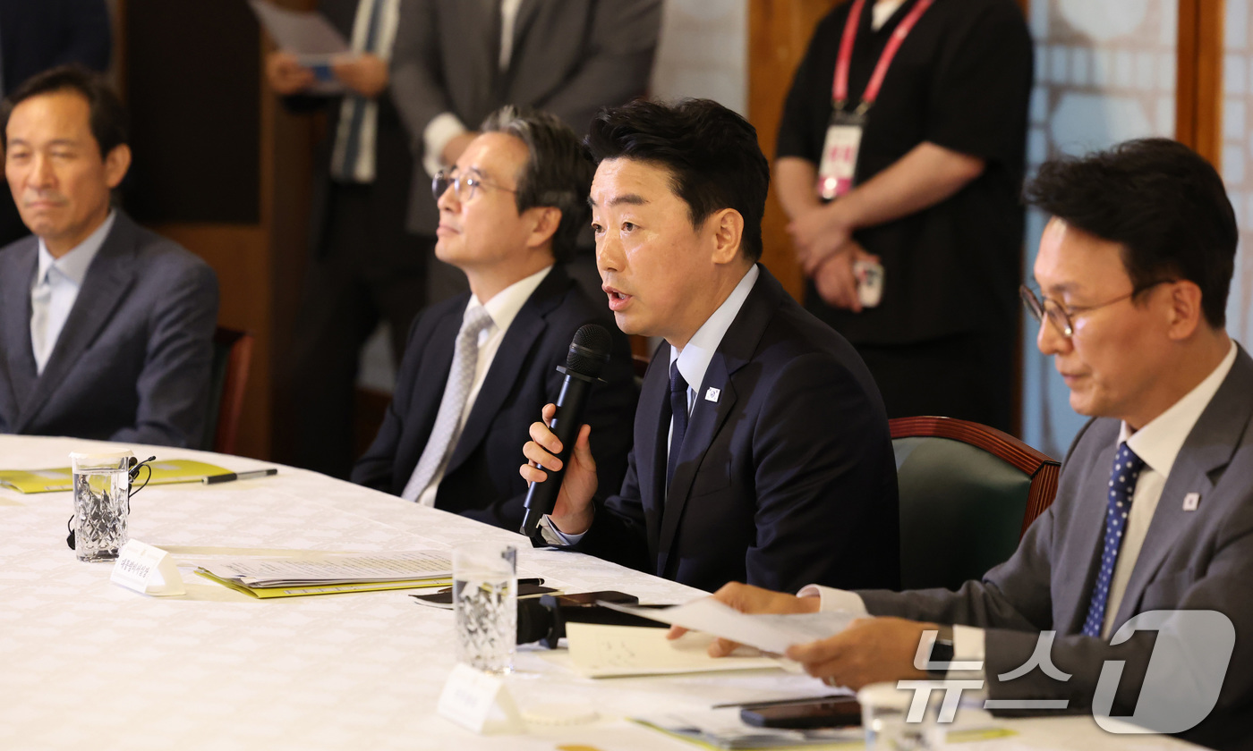 (서울=뉴스1) 김성진 기자 = 강훈식 대통령 비서실장이 6일 오후 서울 종로구 삼청동 국무총리 공관에서 열린 이재명 정부 첫 고위당정협의회에서 발언하고 있다. (공동취재) 202 …