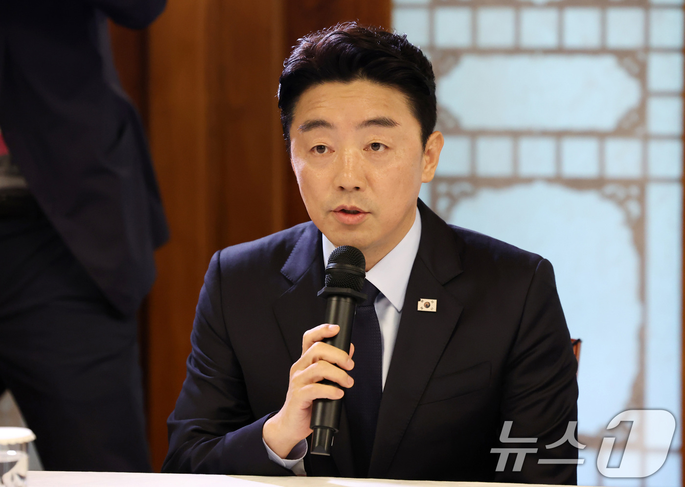 (서울=뉴스1) 김성진 기자 = 강훈식 대통령 비서실장이 6일 오후 서울 종로구 삼청동 국무총리 공관에서 열린 이재명 정부 첫 고위당정협의회에서 발언하고 있다. (공동취재) 202 …