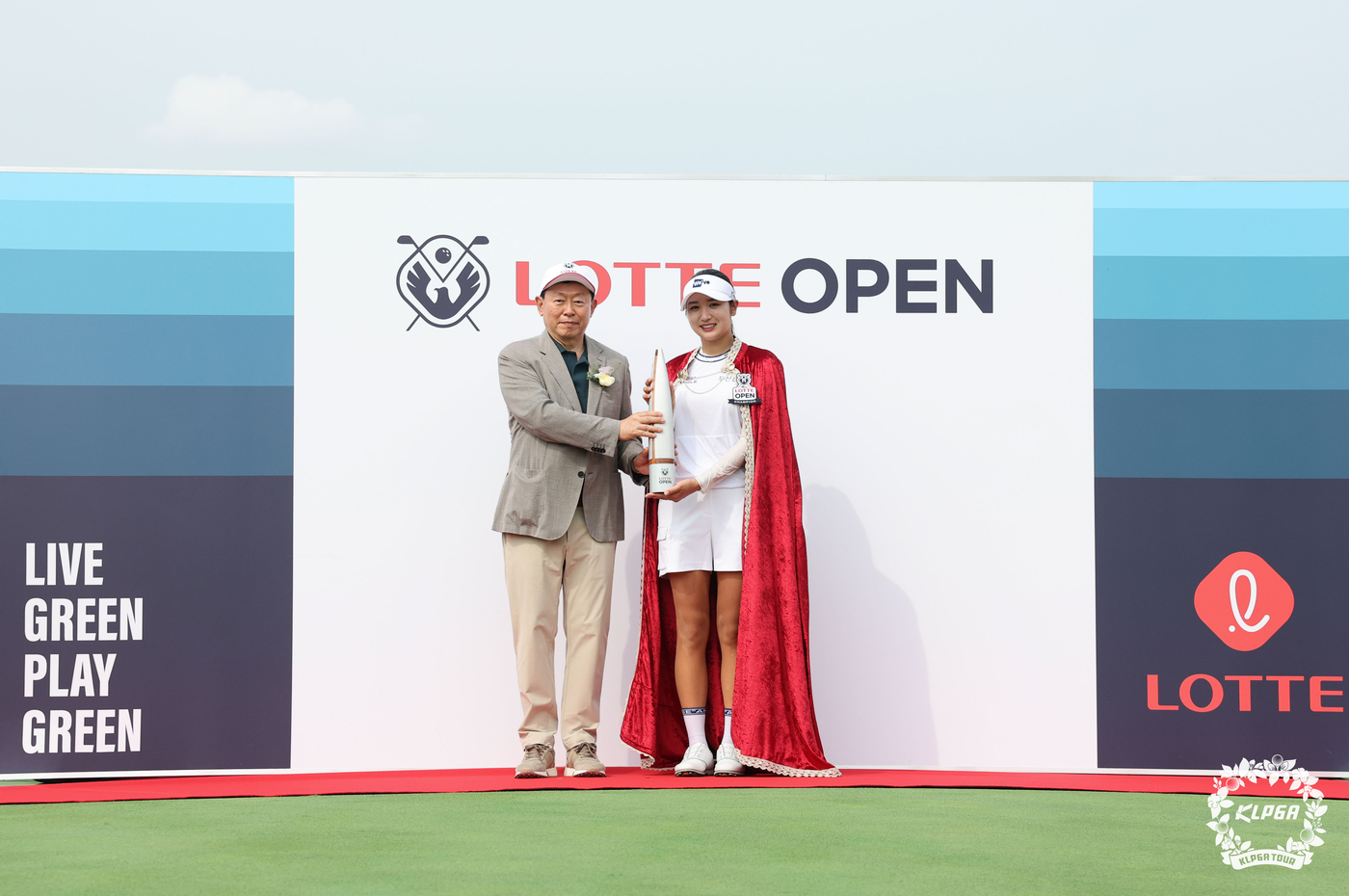 (서울=뉴스1) = 박혜준이 6일 인천 청라 베어즈베스트청라CC에서 열린 '제15회 롯데오픈' 최종라운드에서 우승을 차지한 후 신동빈 롯데그룹 회장에게 트로피를 받고 있다. (KL …