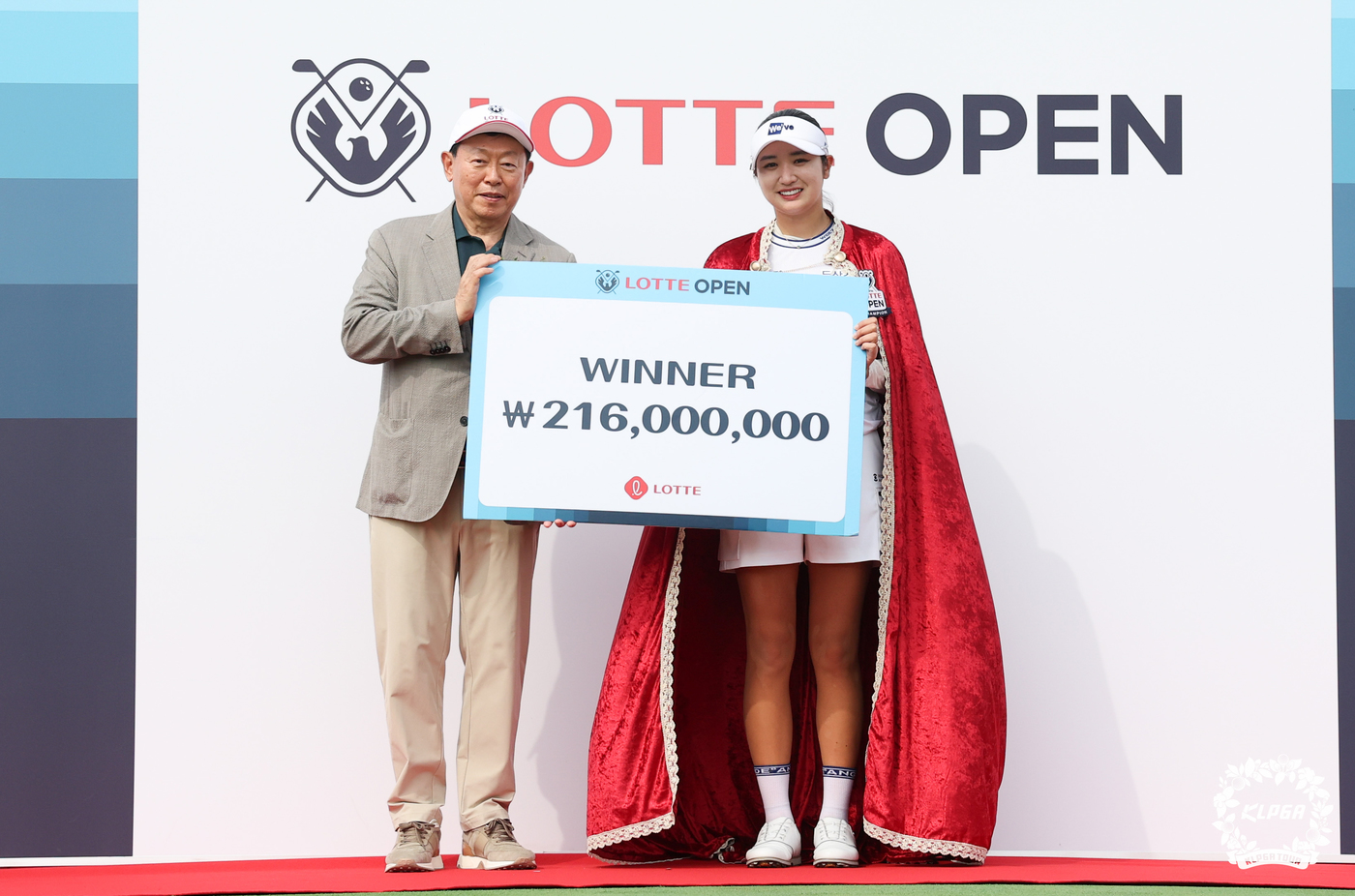 (서울=뉴스1) = 박혜준이 6일 인천 청라 베어즈베스트청라CC에서 열린 '제15회 롯데오픈' 최종라운드에서 우승을 차지한 후 신동빈 롯데그룹 회장에게 우승 상금을 받고 있다. ( …