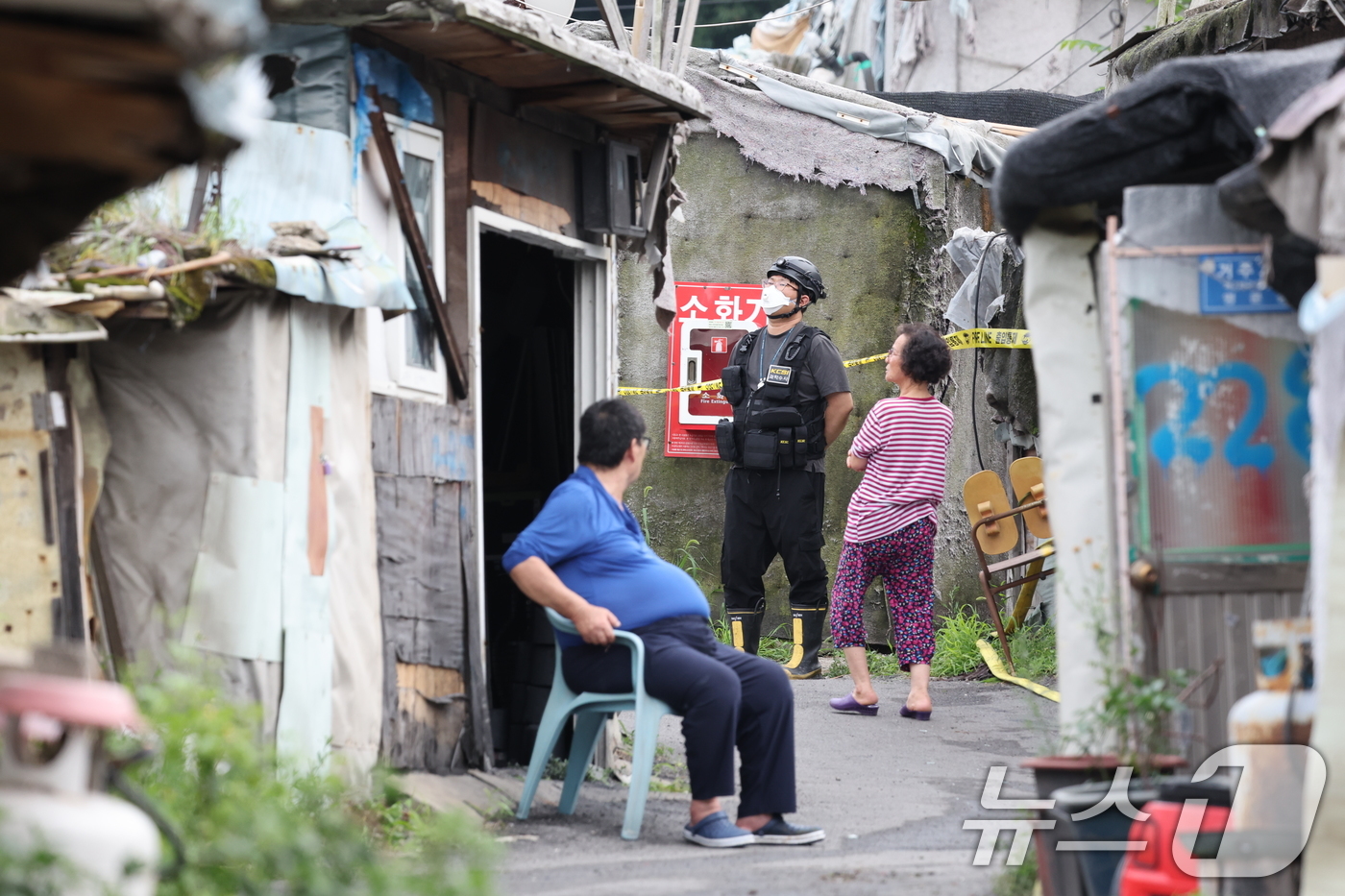 (서울=뉴스1) 이동해 기자 = 6일 오후 서울 강남구 구룡마을에서 화재가 발생한 가운데 경찰 과학수사 요원들이 현장 감식을 위해 출입을 통제하고 있다.소방당국에 따르면 이날 오후 …