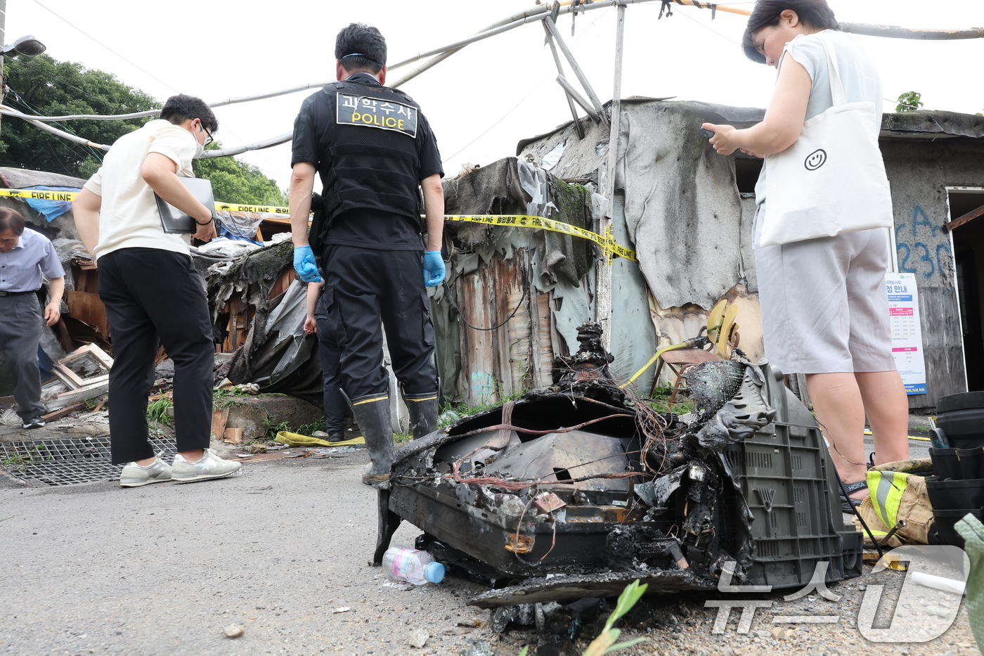 (서울=뉴스1) 이동해 기자 = 6일 오후 서울 강남구 구룡마을에서 화재가 발생한 가운데 경찰 과학수사 요원들이 현장 감식을 위해 출입을 통제하고 있다.소방당국에 따르면 이날 오후 …