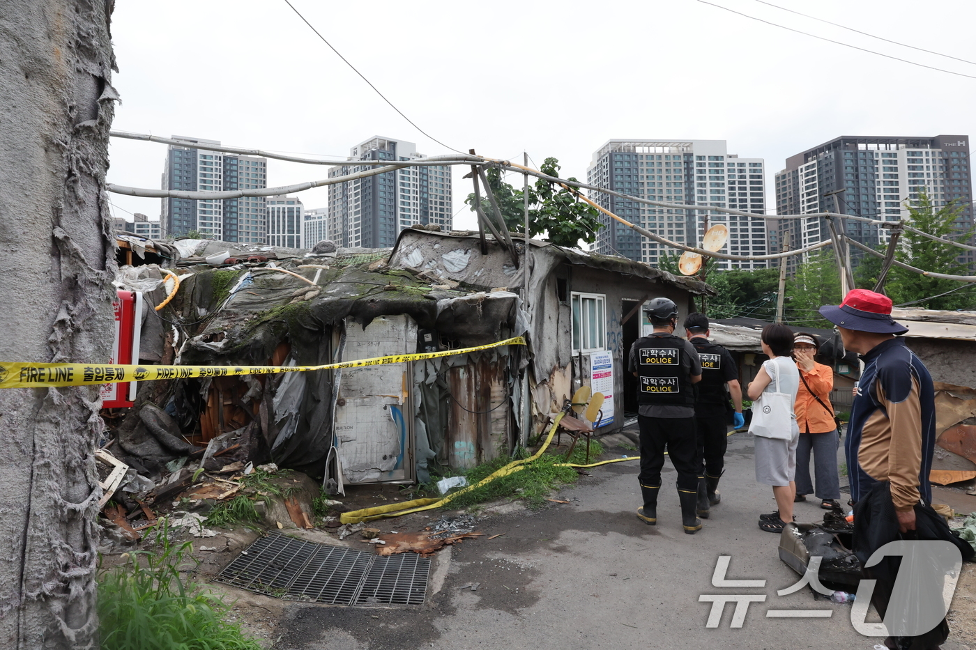(서울=뉴스1) 이동해 기자 = 6일 오후 서울 강남구 구룡마을에서 화재가 발생한 가운데 경찰 과학수사 요원들이 현장 감식을 위해 출입을 통제하고 있다.소방당국에 따르면 이날 오후 …