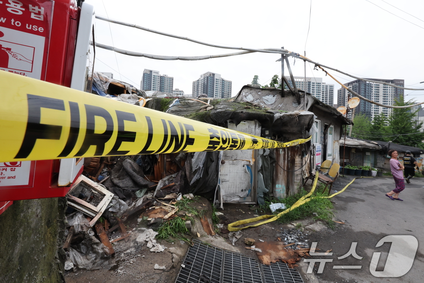 (서울=뉴스1) 이동해 기자 = 6일 오후 서울 강남구 구룡마을에서 화재가 발생한 가운데 경찰 과학수사 요원들이 현장 감식을 위해 출입을 통제하고 있다.소방당국에 따르면 이날 오후 …