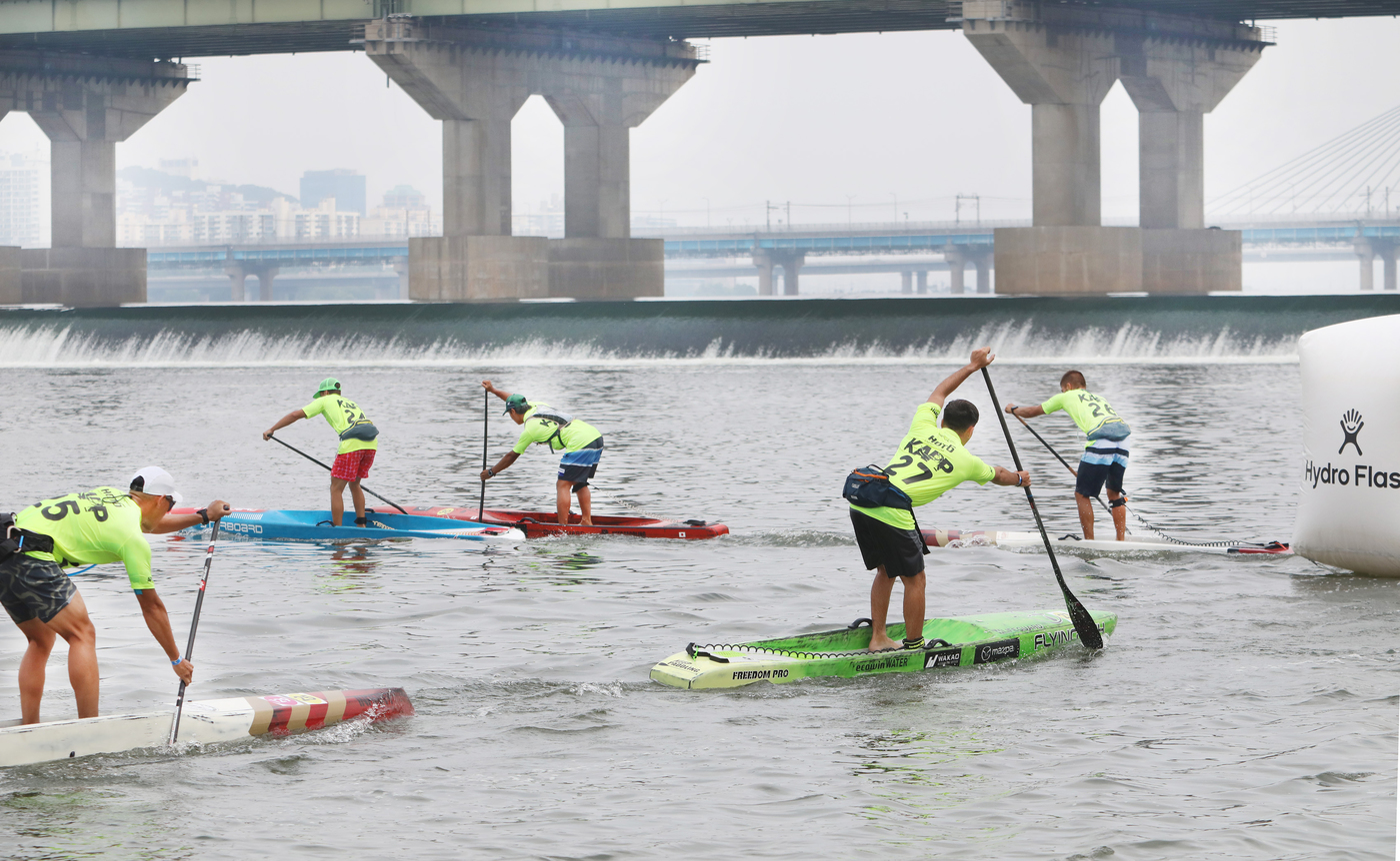 (서울=뉴스1) = 6일 서울 잠실한강공원 수상지역에서 열린 2025 APP월드투어 서울 SUP 오픈 대회에서 남자 프로 9km 장거리 경기 출전 선수들이 힘차게 패들을 저어 반환 …