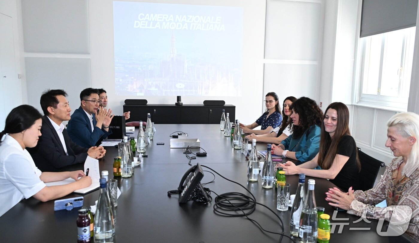 본문 이미지 - 오세훈 서울시장이 4일(현지시간) 이탈리아 국립패션협회(CNMI)를 찾아 패션 산업 관련 협력 방안을 논의하고 있다.(서울시 제공)
