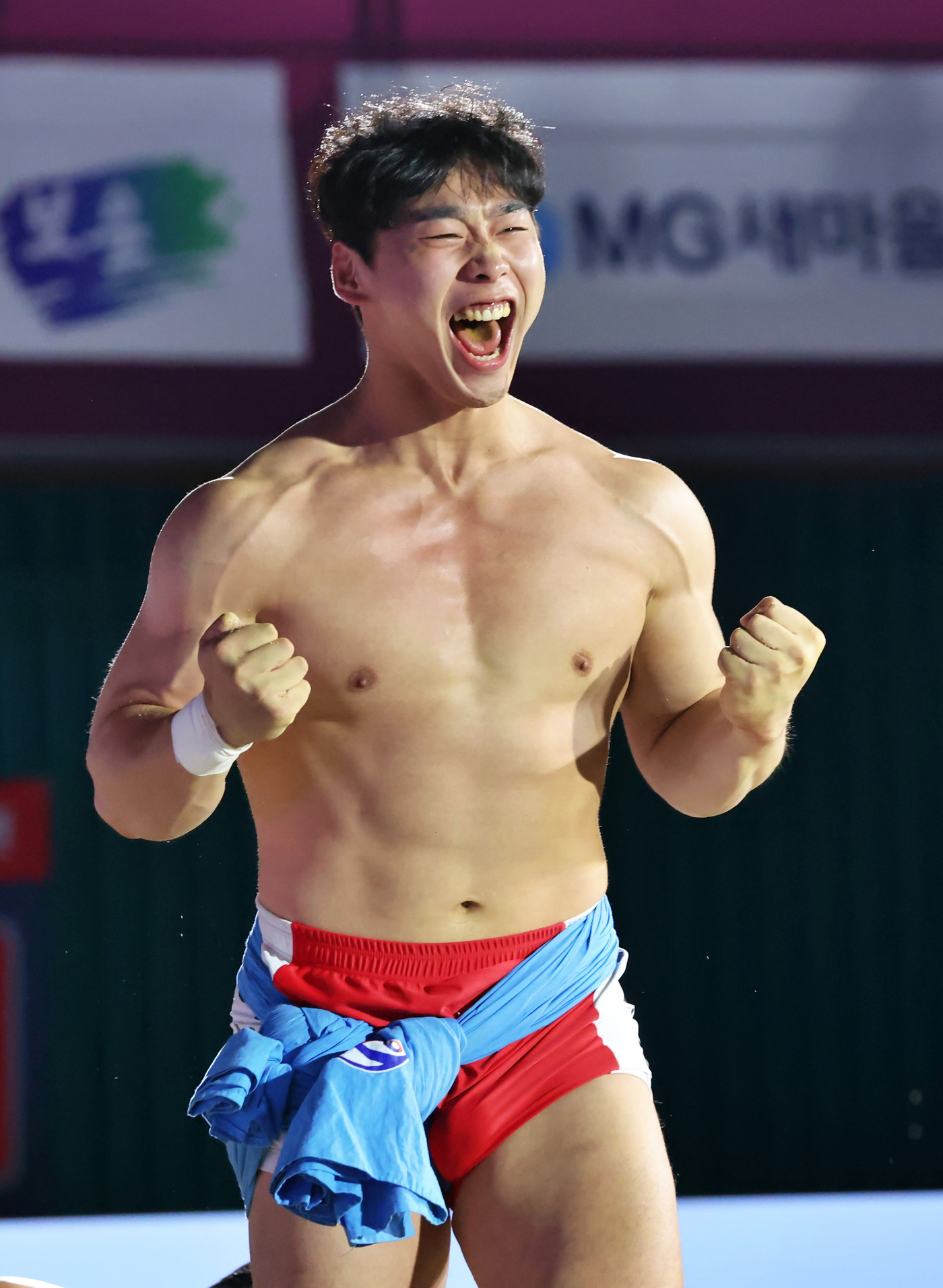 (서울=뉴스1) = 6일 충북 보은군 보은국민체육센터에서 열린 ‘위더스제약 2025 민속씨름 보은장사씨름대회’ 태백장사(80kg이하)에 등극한 허선행(수원특례시청)이 우승 후 포효 …