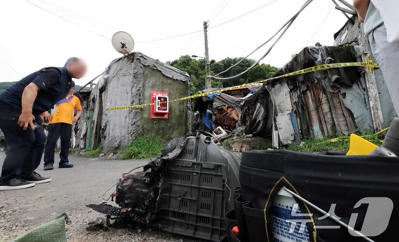 (서울=뉴스1) 이동해 기자 = 6일 오후 서울 강남구 구룡마을에서 화재가 발생한 가운데 현장이 출입 통제되고 있다.소방당국에 따르면 이날 오후 3시23분께 서울 강남구 구룡마을에 …
