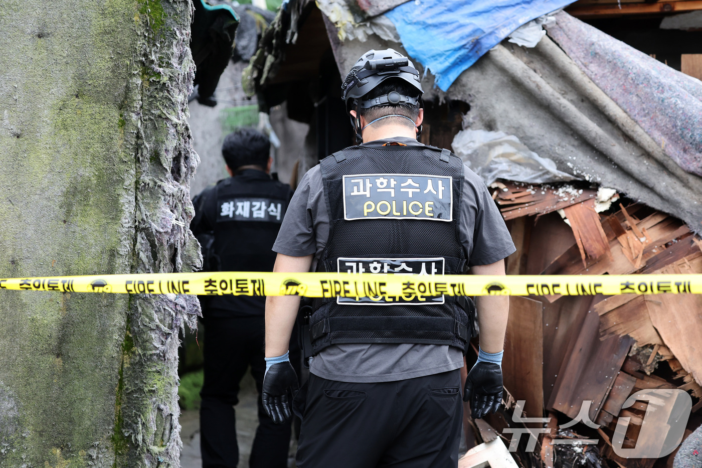 (서울=뉴스1) 이동해 기자 = 6일 오후 서울 강남구 구룡마을에서 화재가 발생한 가운데 경찰 과학수사 요원들이 현장 감식을 위해 출입을 통제하고 있다.소방당국에 따르면 이날 오후 …