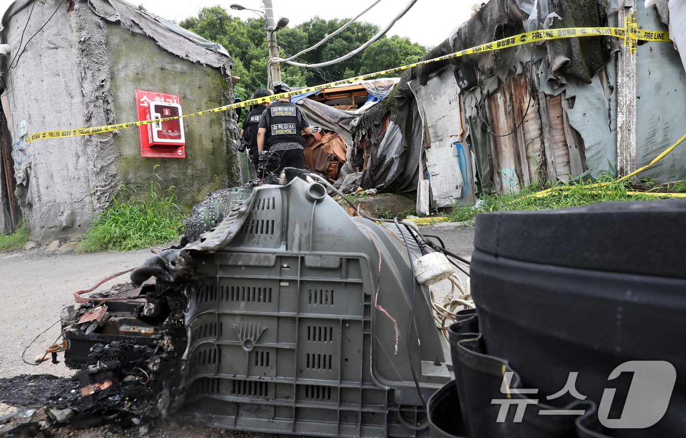 (서울=뉴스1) 이동해 기자 = 6일 오후 서울 강남구 구룡마을에서 화재가 발생한 가운데 경찰 과학수사 요원들이 현장 감식을 위해 출입을 통제하고 있다.소방당국에 따르면 이날 오후 …