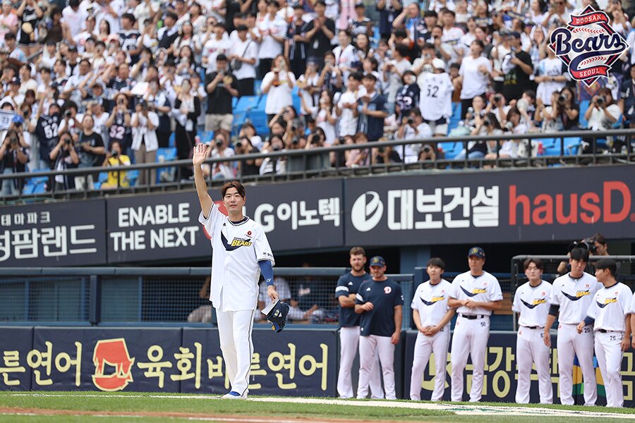 본문 이미지 - 김재호는 6일 열린 KBO리그 잠실 KT 위즈-두산 베어스전에 선발 출전해 은퇴 경기를 치렀다. (두산 베어스 제공)