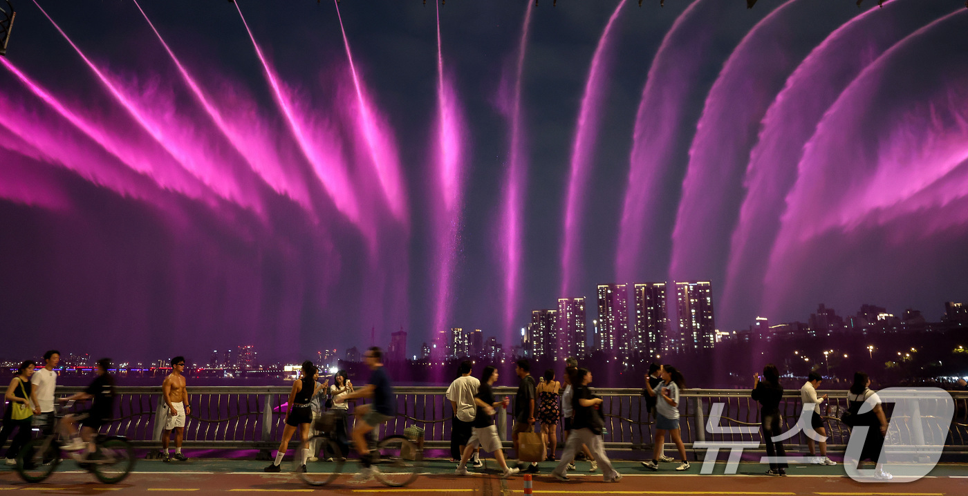 (서울=뉴스1) 이동해 기자 = 일주일째 열대야가 이어진 6일 오후 서울 반포대교 아래에서 시민들이 무지개 분수를 보며 더위를 식히고 있다. 2025.7.6/뉴스1