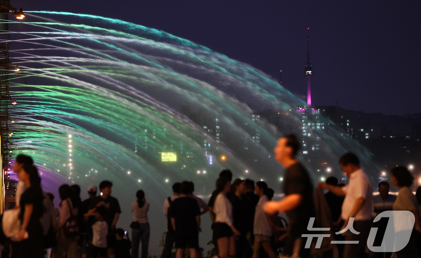 (서울=뉴스1) 이동해 기자 = 일주일째 열대야가 이어진 6일 오후 서울 반포대교 아래에서 시민들이 무지개 분수를 보며 더위를 식히고 있다. 2025.7.6/뉴스1