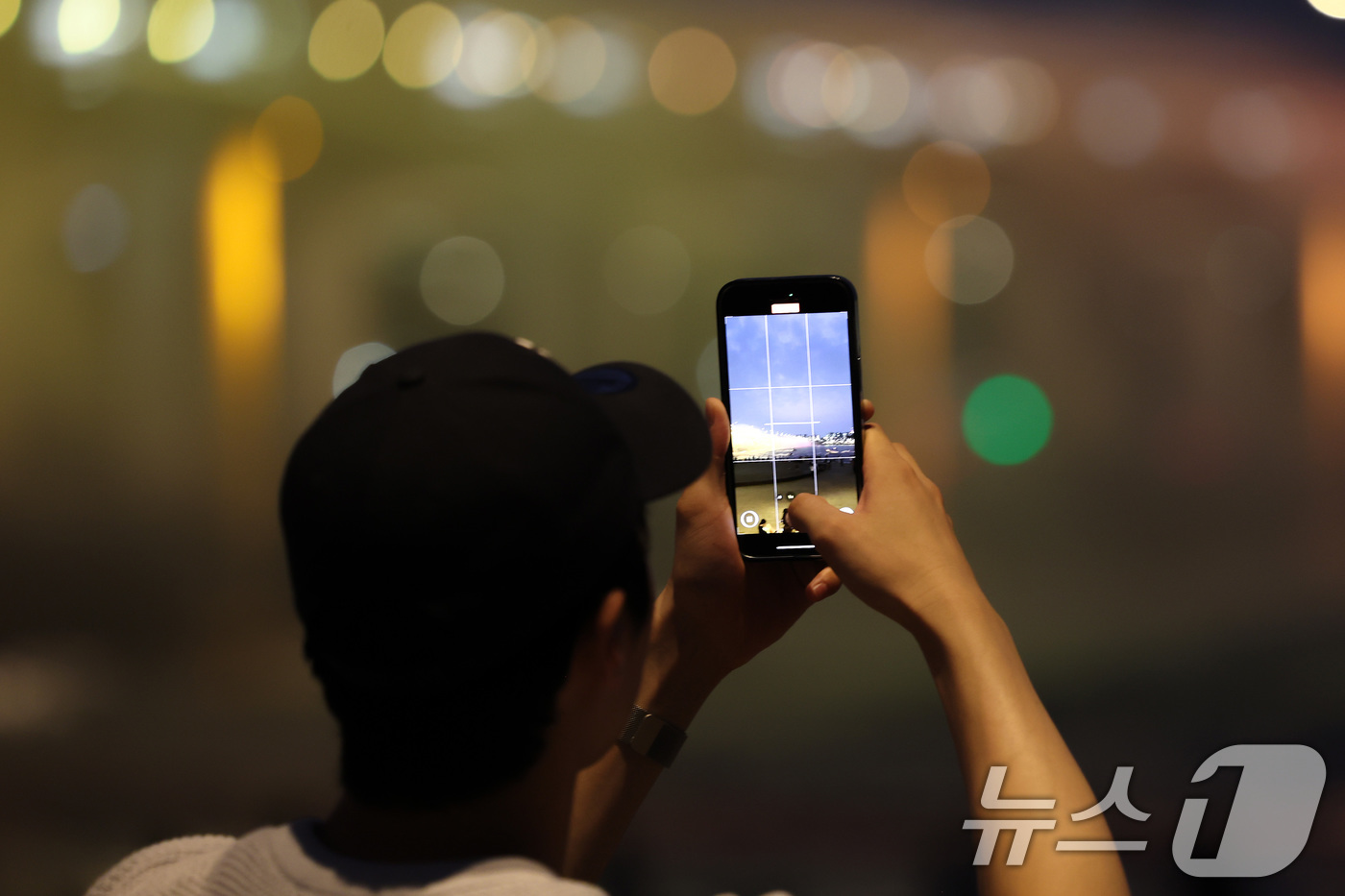 (서울=뉴스1) 이동해 기자 = 일주일째 열대야가 이어진 6일 오후 서울 반포대교 아래에서 시민들이 무지개 분수를 보며 더위를 식히고 있다. 2025.7.6/뉴스1