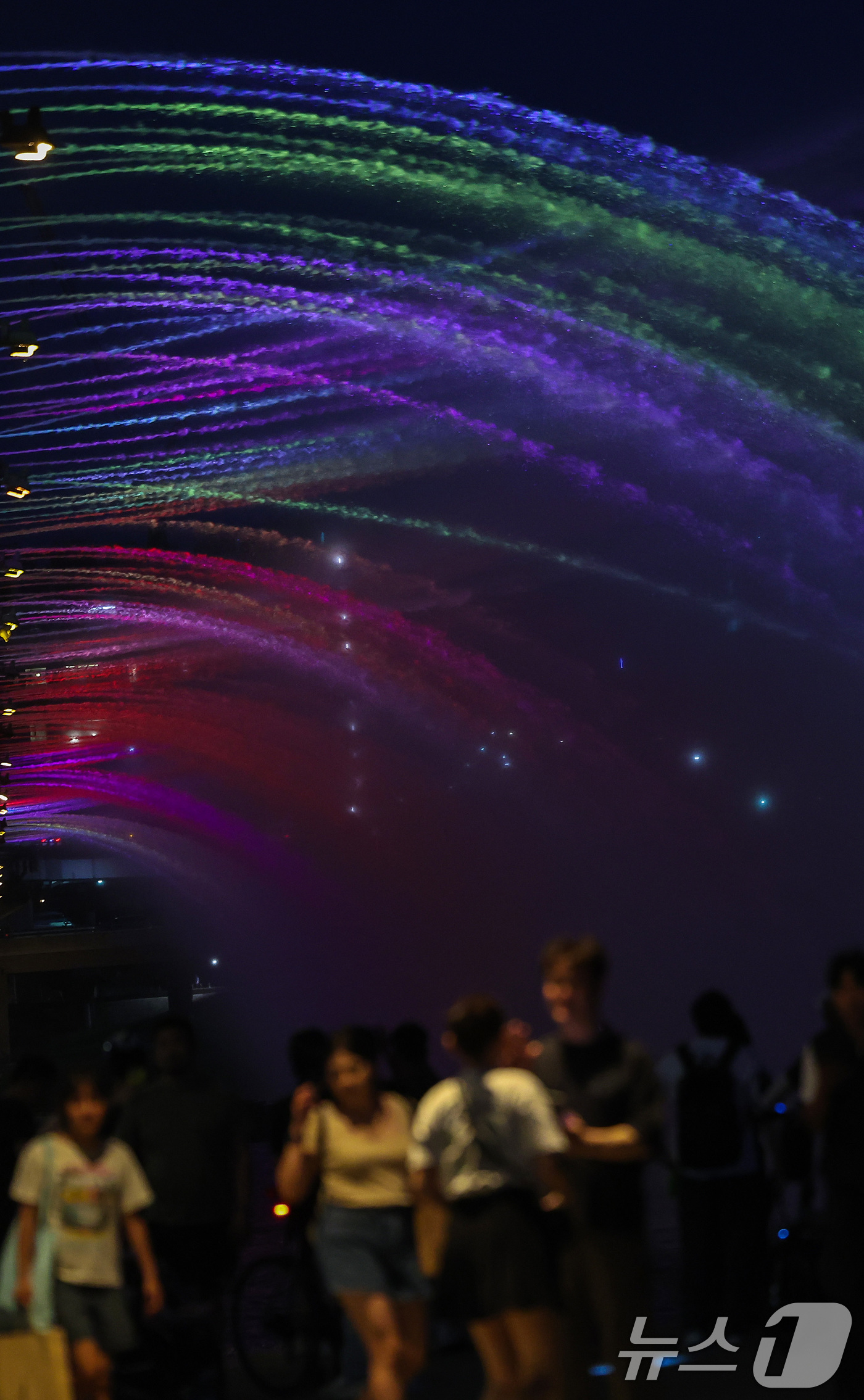 (서울=뉴스1) 이동해 기자 = 일주일째 열대야가 이어진 6일 오후 서울 반포대교 아래에서 시민들이 무지개 분수를 보며 더위를 식히고 있다. 2025.7.6/뉴스1