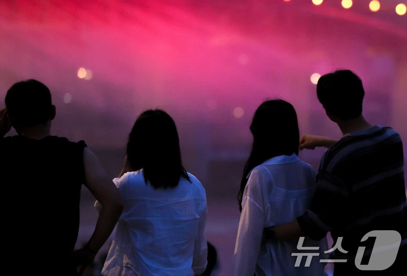 (서울=뉴스1) 이동해 기자 = 일주일째 열대야가 이어진 6일 오후 서울 반포대교 아래에서 시민들이 무지개 분수를 보며 더위를 식히고 있다. 2025.7.6/뉴스1