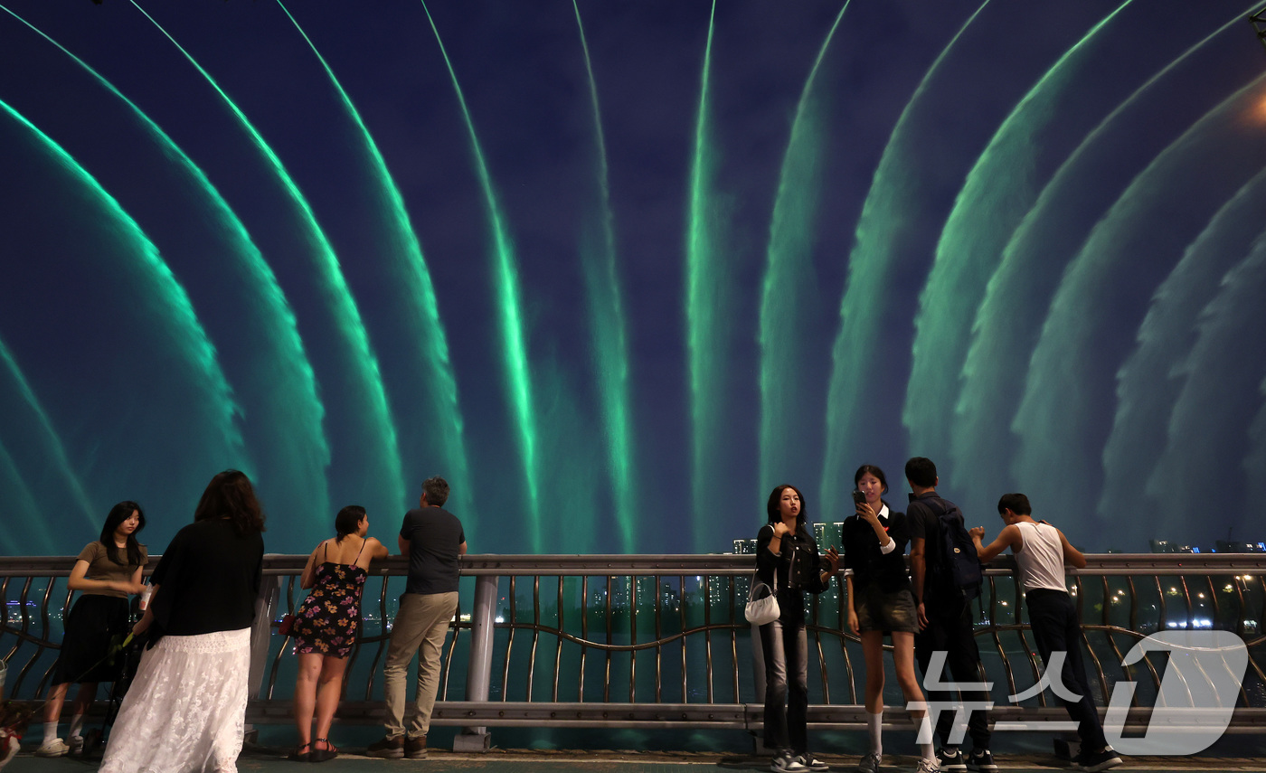 (서울=뉴스1) 이동해 기자 = 일주일째 열대야가 이어진 6일 오후 서울 반포대교 아래에서 시민들이 무지개 분수를 보며 더위를 식히고 있다. 2025.7.6/뉴스1