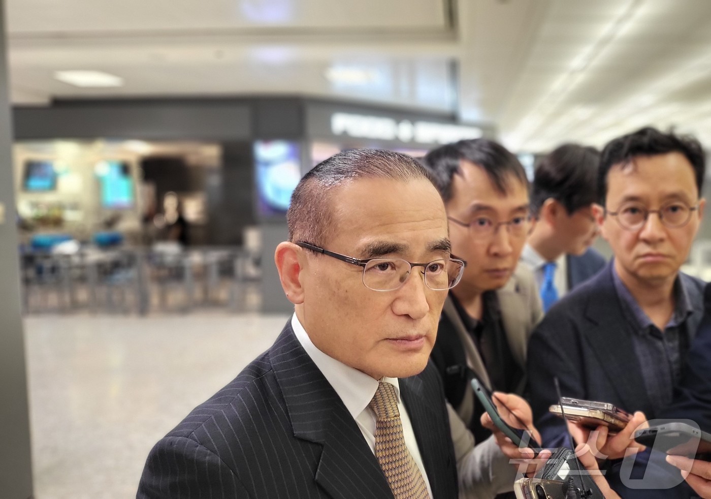 (워싱턴=뉴스1) 류정민 특파원 = 위성락 대통령실 국가안보실장이 6일(현지시간) 워싱턴DC 인근 덜레스 국제공항을 통해 입국하며 한국 특파원단과 만나 인터뷰하고 있다. 도널드 트 …